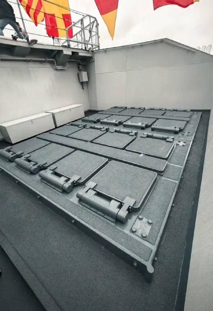 改装后的138“泰州”舰，配备前32单元后16单元垂发、两座1130近防炮还有“