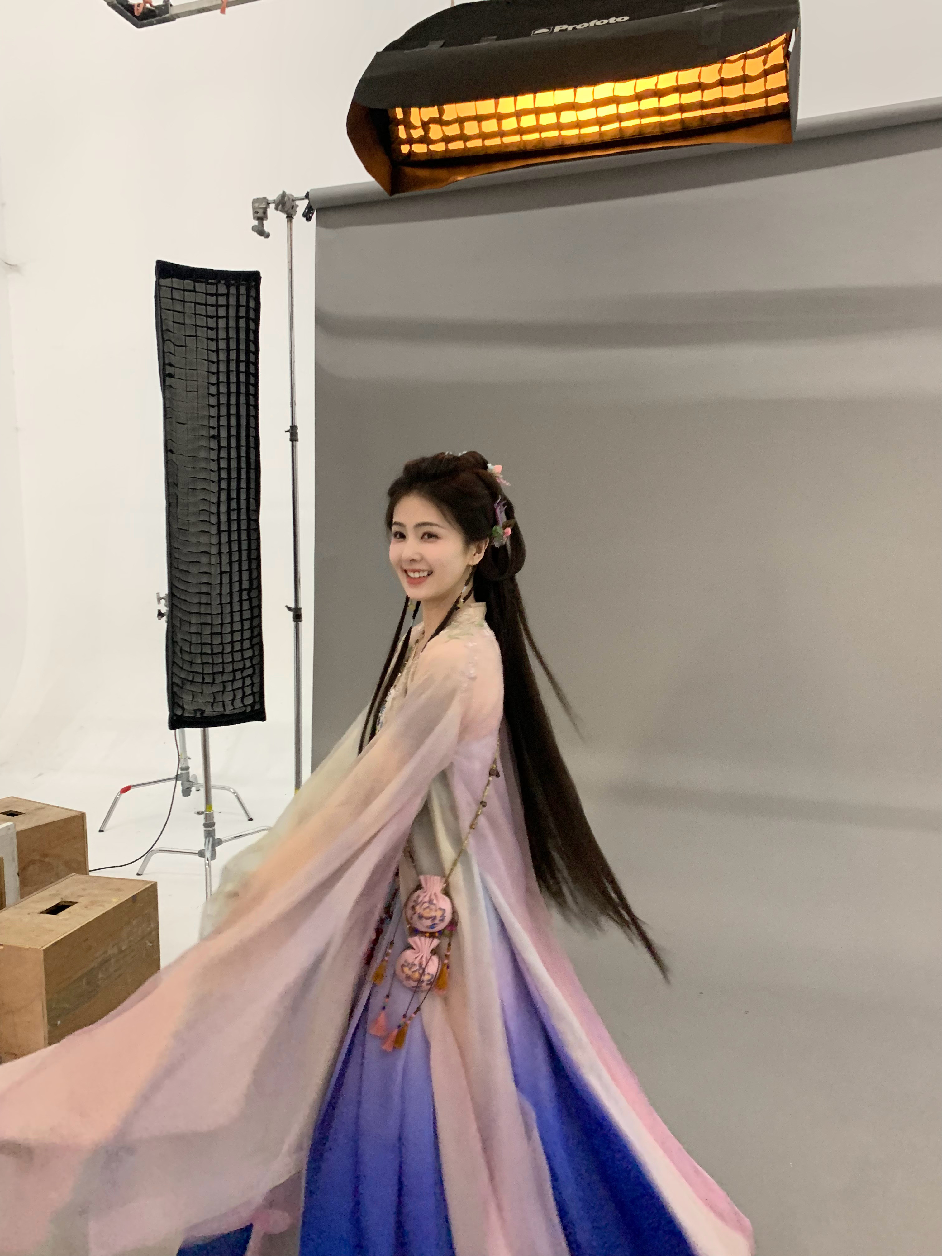 白鹿晒随手扎了一个很满意的丸子头白鹿在复制粘贴的时代，你是手写的诗[鲜花