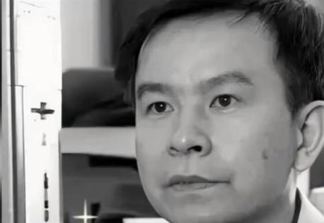1992年，浙大高材生李红涛被警察逮捕，让所有人不敢相信的是，他竟然趁着警察查档