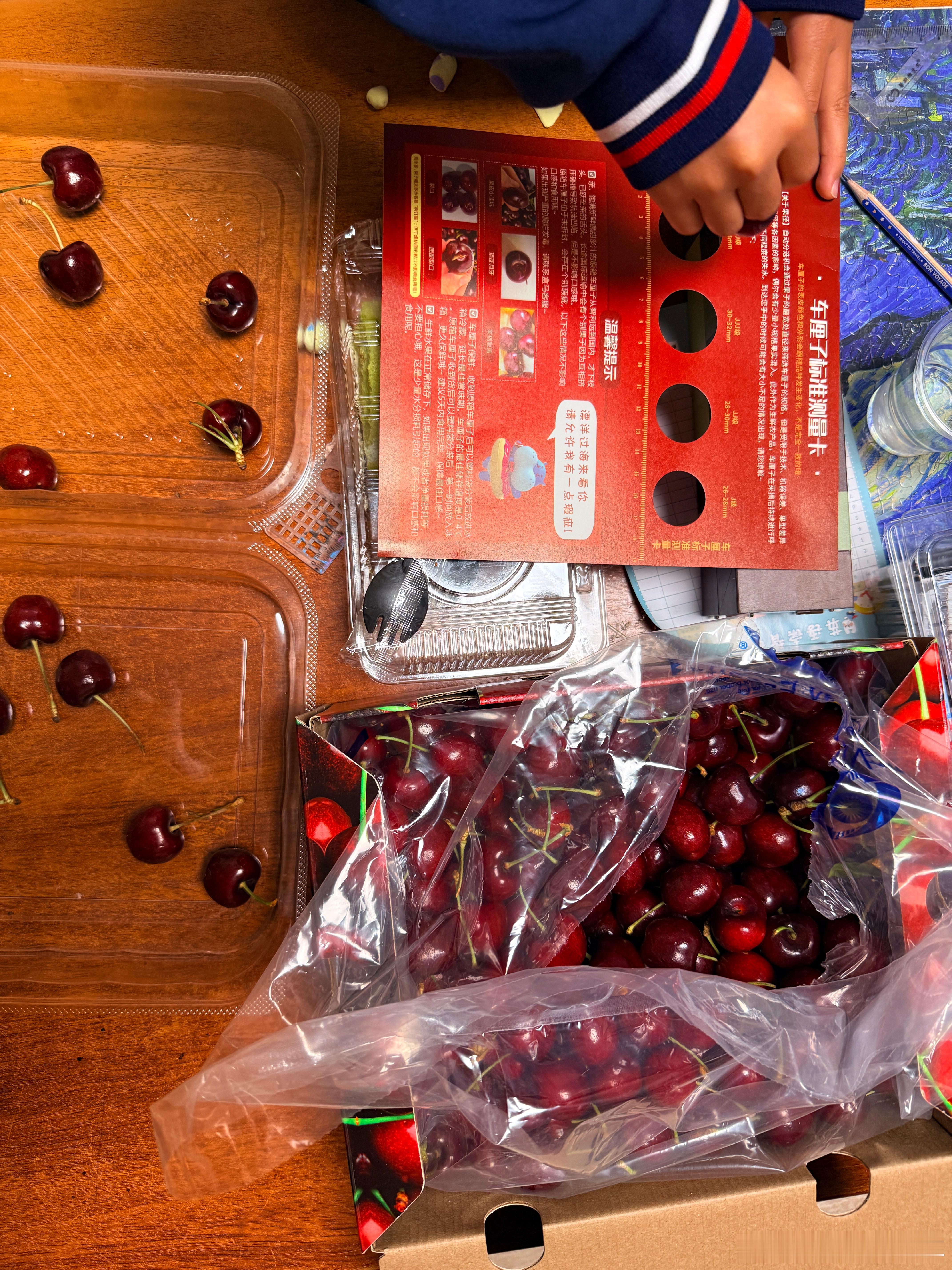 爱吃车厘子的小猫谁能想到盒马车厘子附赠的测量卡，成为了小孩子玩足一天的玩具。