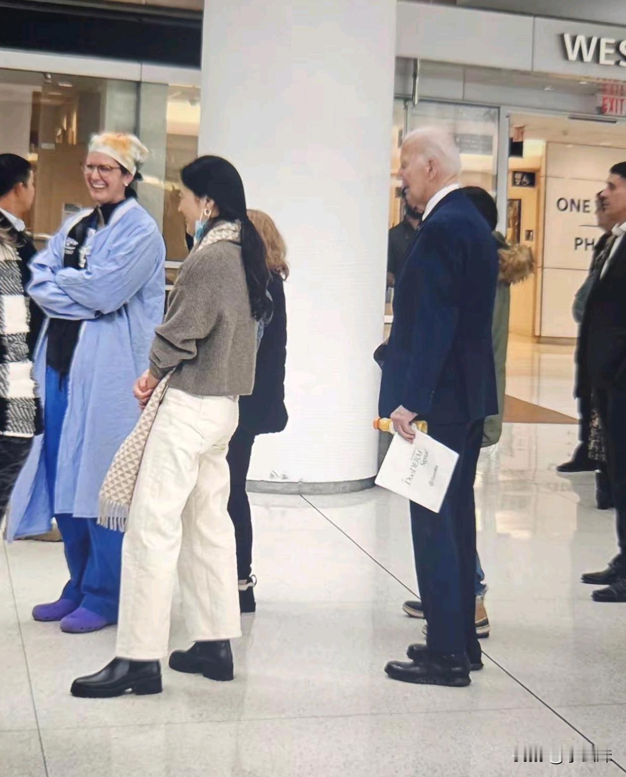 退居幕后的拜登也是老老实实，守规矩。一点也没有使用特权