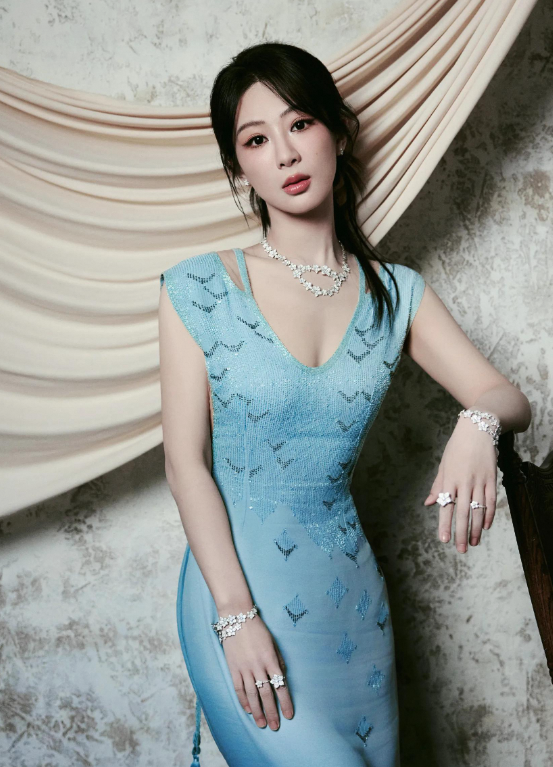 杨紫水蓝裙装亮相，尽显优雅知性魅力
