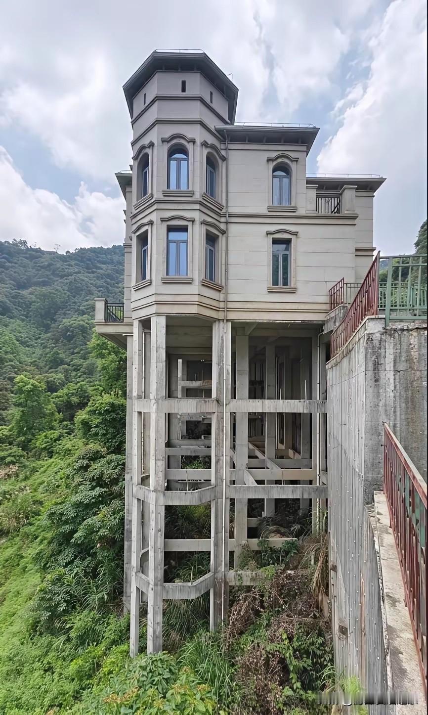 不得不说，这地方是有龙脉吗，别墅非得建在这里！[哭哭][哭哭][哭哭][我想静静