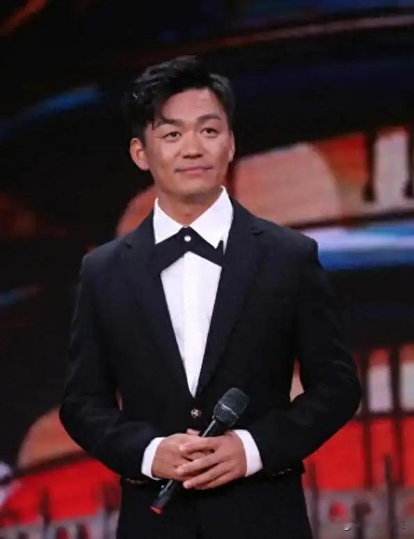 王宝强这波翻身仗太漂亮了。当年离婚案闹得沸沸扬扬，现在看真是塞翁失马。他硬是