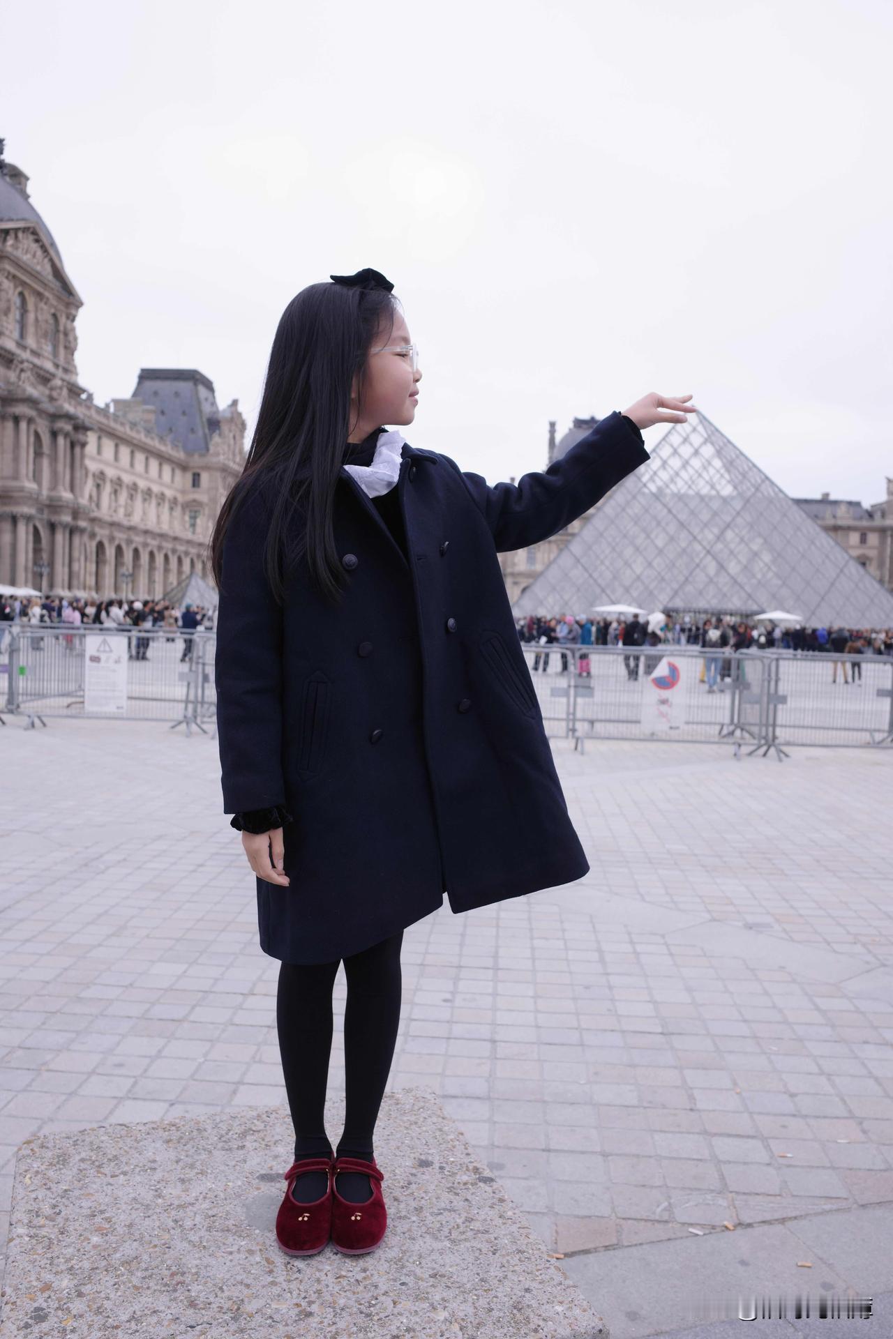 还得是有钱人才适合生孩子可以无条件支持孩子的梦想～～朱丹女儿念念设计的“念沙发