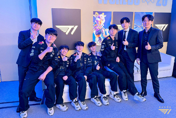 T1战胜TES后发布全员大合影并配文说要去成都了!t1胜后全员大合照T1fa