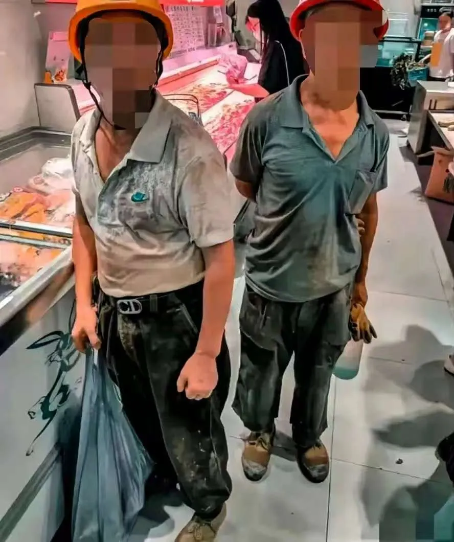 苏州有个女老板，发现车间温度飚到了四十多度，风扇根本不管用，但停工呢又影响进度。