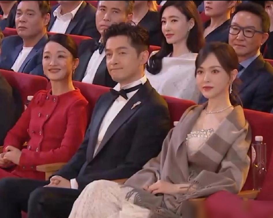 别再说40岁王丽坤气质碾压唐嫣了，你怕是没见过高清镜头下，周迅那张肿成“塑料浮雕