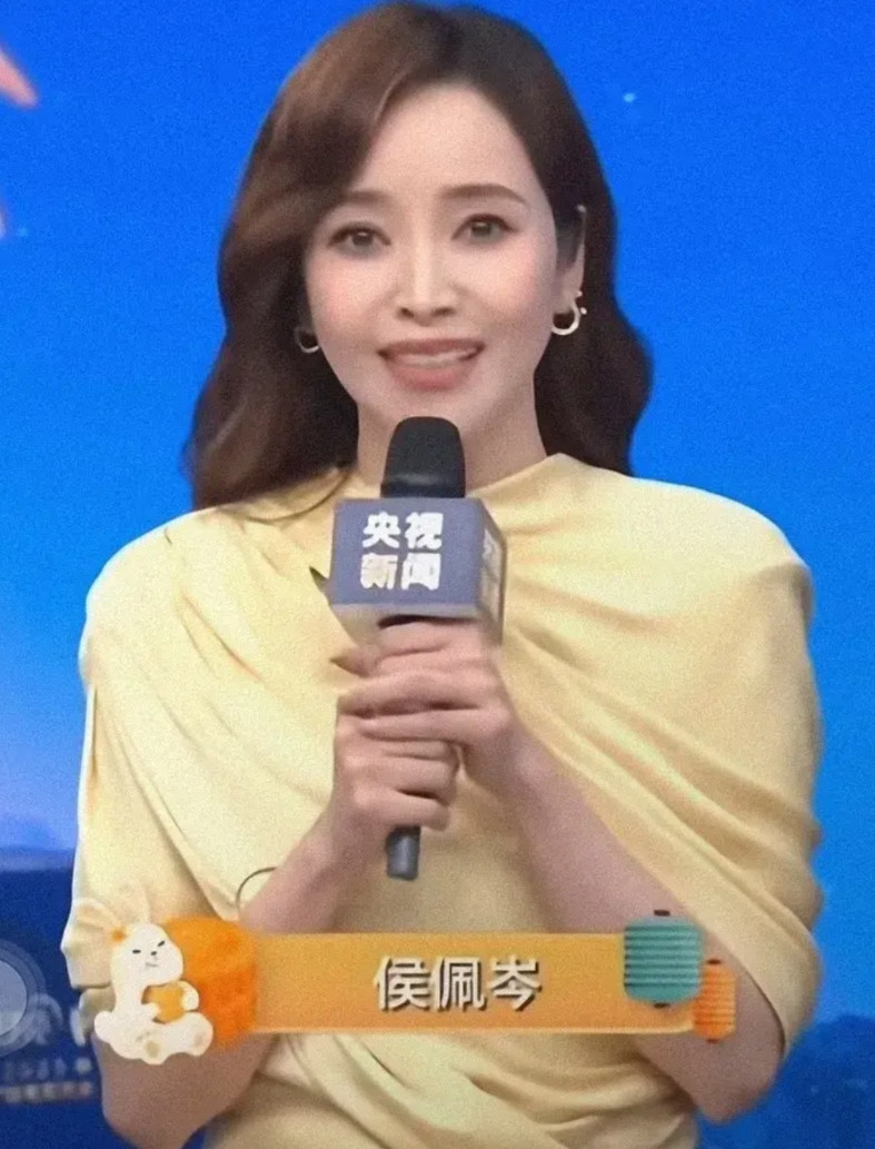 侯佩岑主持央视中秋晚会，再次证明多读书真的很重要，不信你看今晚侯佩岑在晚会上说的
