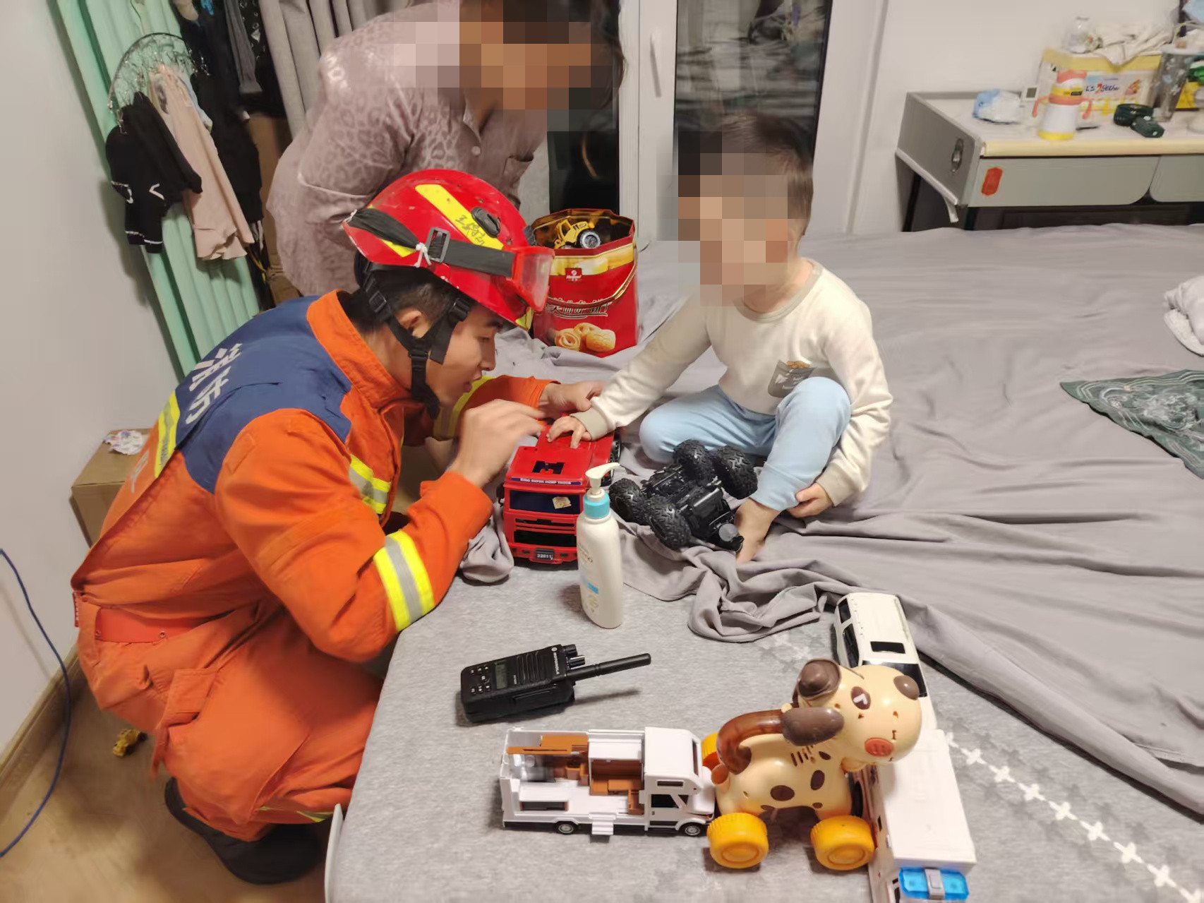 儿童手指卡进玩具车, 北京东城消防紧急破拆救援