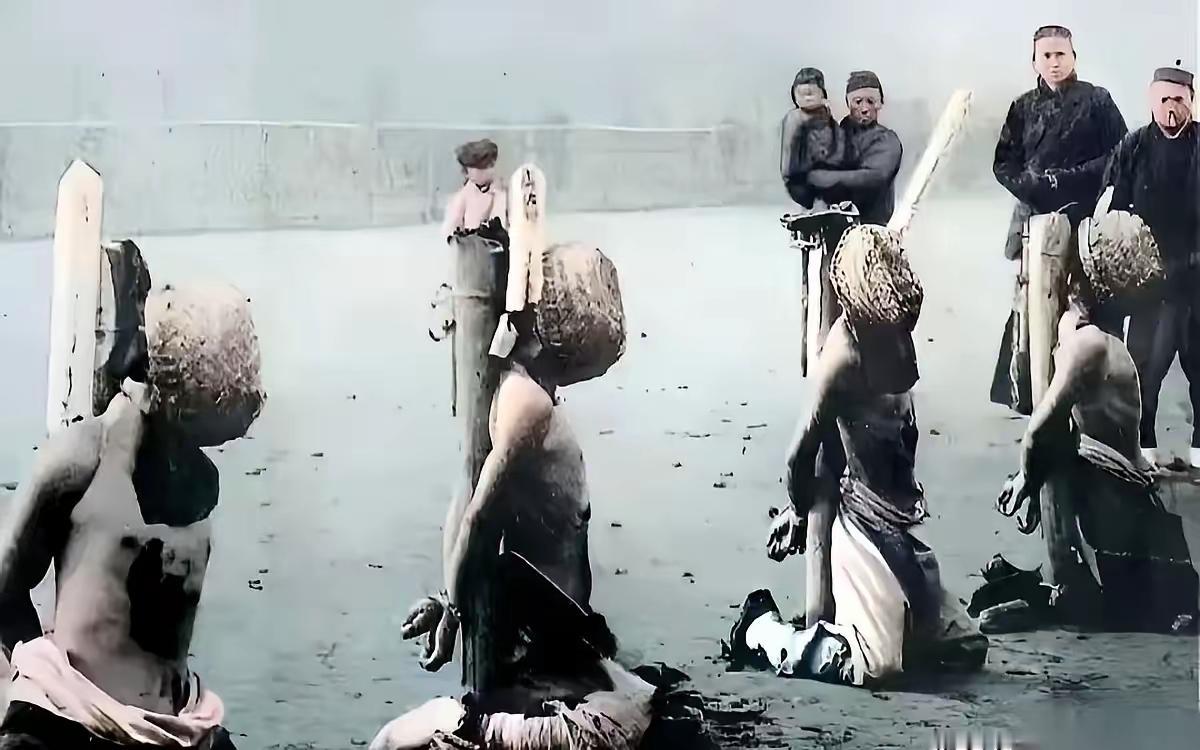 ​​每次看到那张老照片，后背都发凉。1910年，武昌。四个要被砍头的人，光着膀