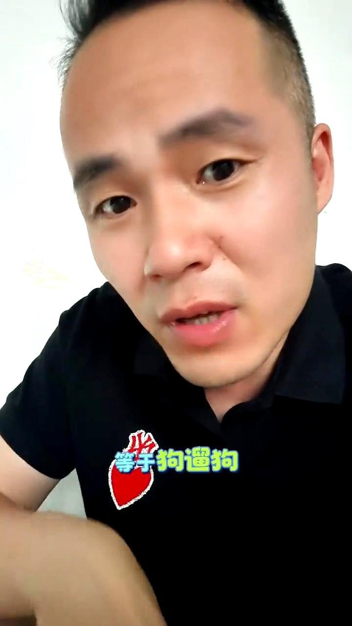 有人把爱狗认为是有爱心，但是他们连做人最基本的公德都没有。我总看见他们出门遛狗