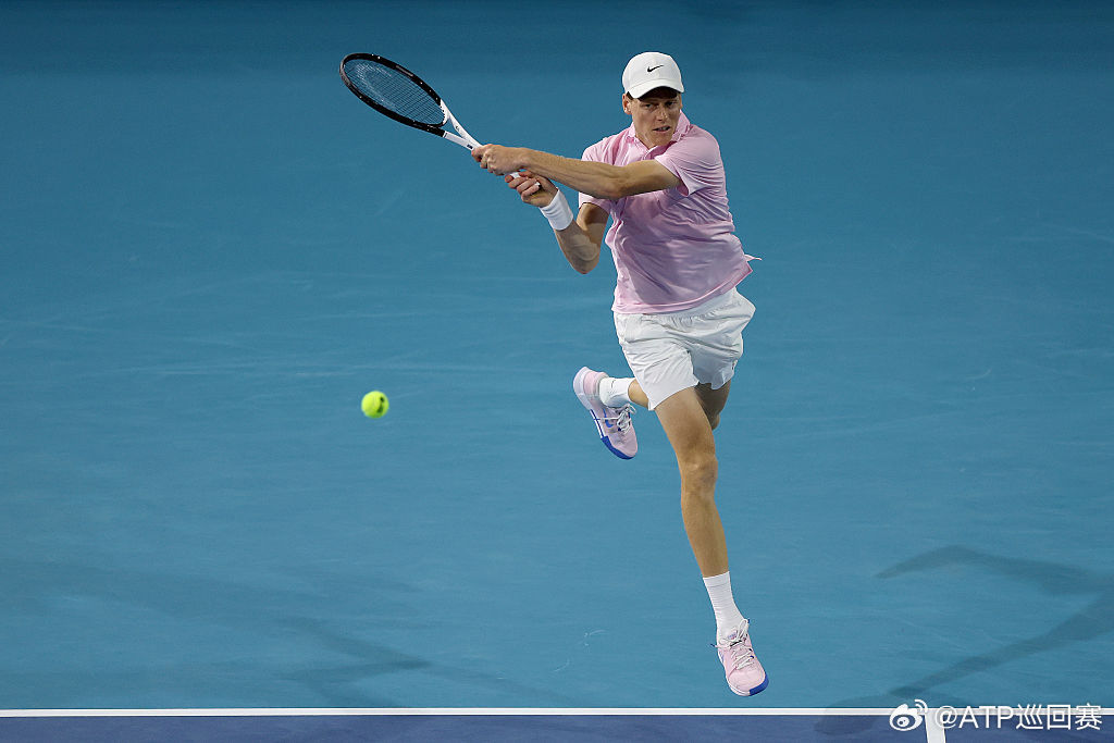 辛纳赢下首盘ATP1000迈阿密大师赛第四轮，辛纳首盘以7-5获胜，大比分1-