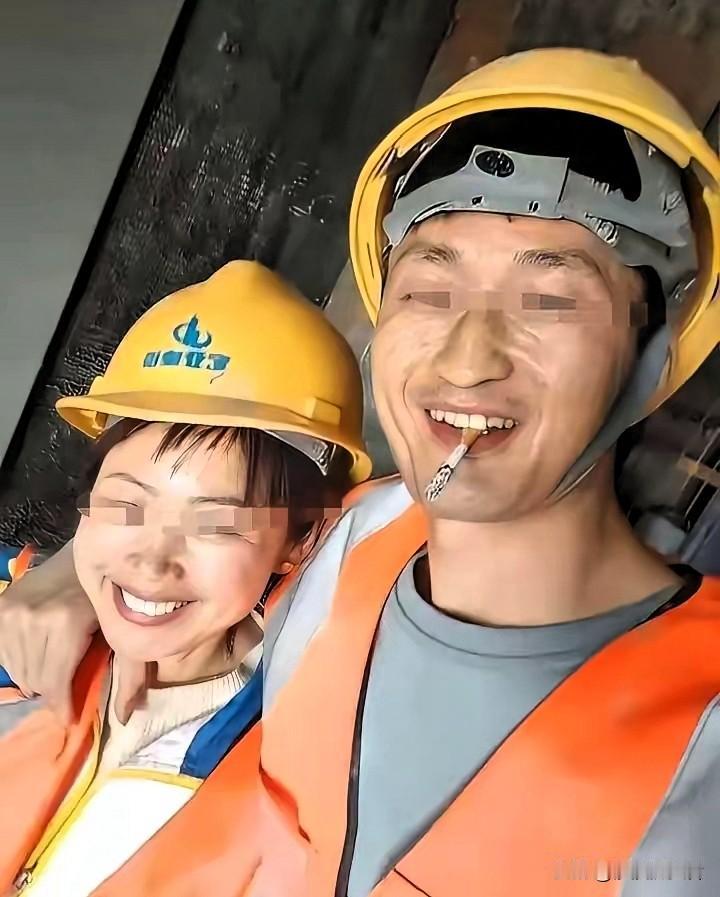 老婆陪我在工地上打工，她干小工180一天，我干大工320一天，老婆83年的猪，我