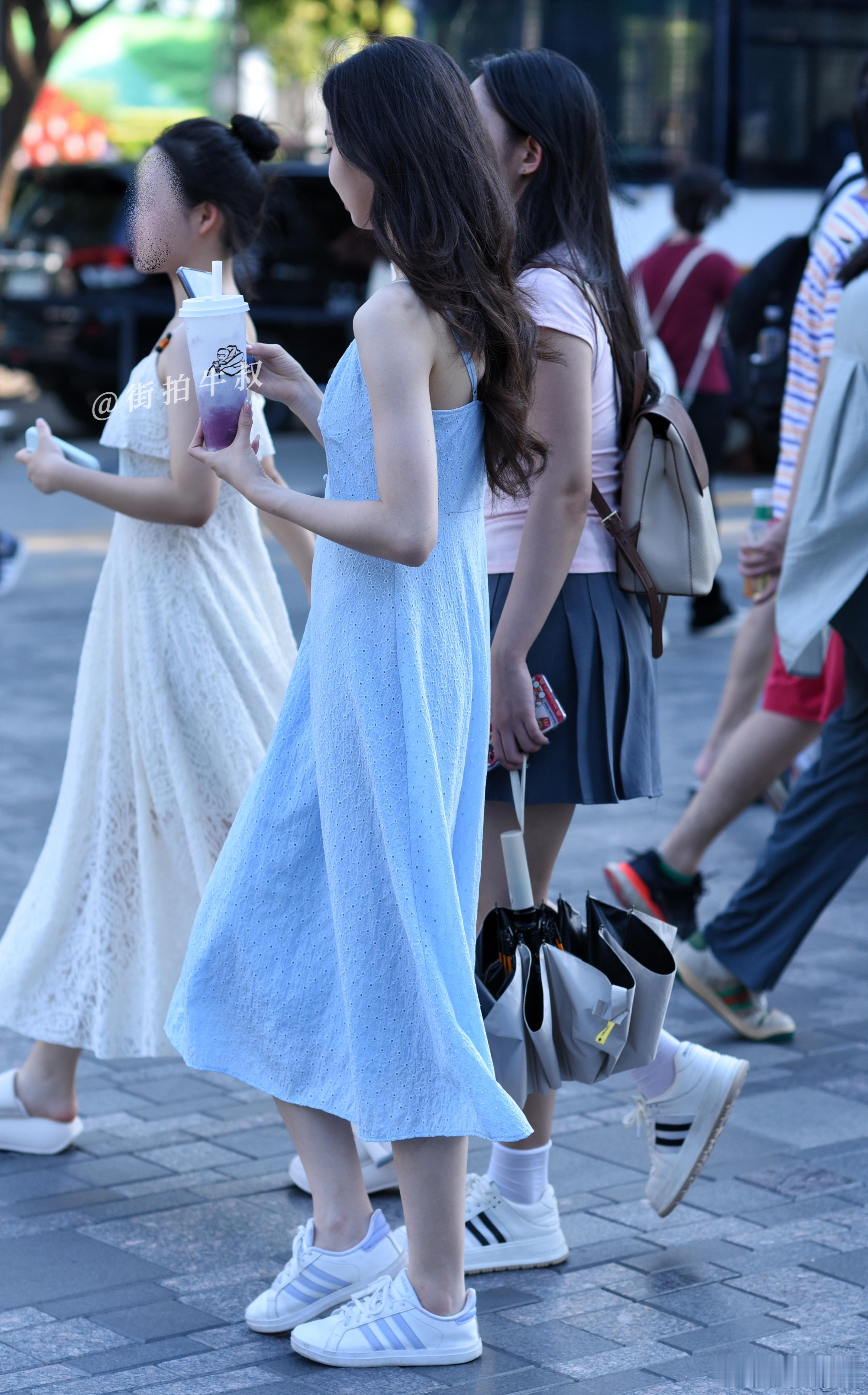 小清新的蓝色连衣裙