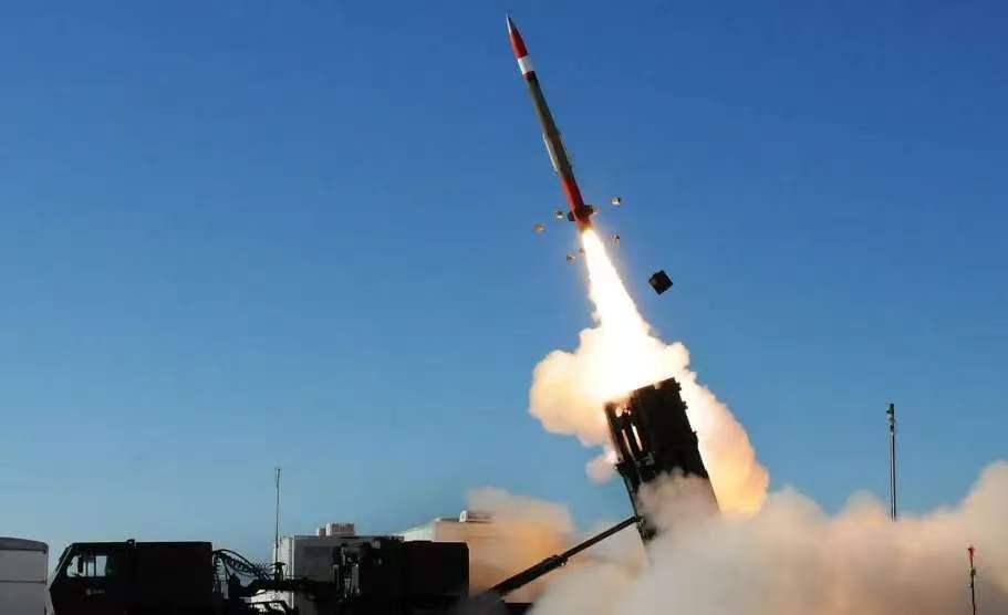 很多人问伊朗还能撑多久？去年同样的战争，伊朗的反击持续了12天，最终以色列方面叫