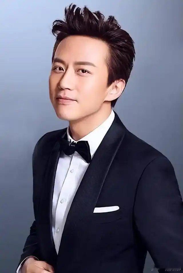 突然理解邓超了。儿子长的像谁不重要，重要的是，他的儿子是不会接他的班！超哥与俪姐