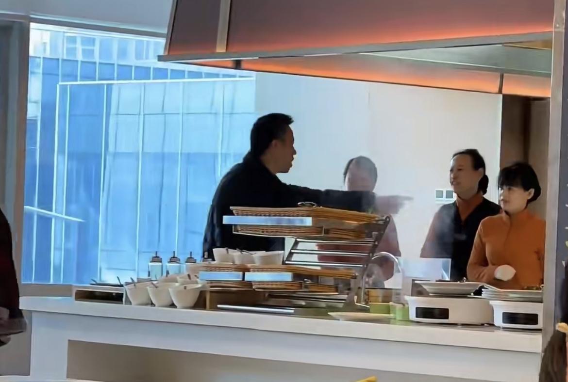 最近苏州有件事闹得挺热闹：一位男子带八旬老母亲住酒店，用塑料袋打包自助早餐时被工