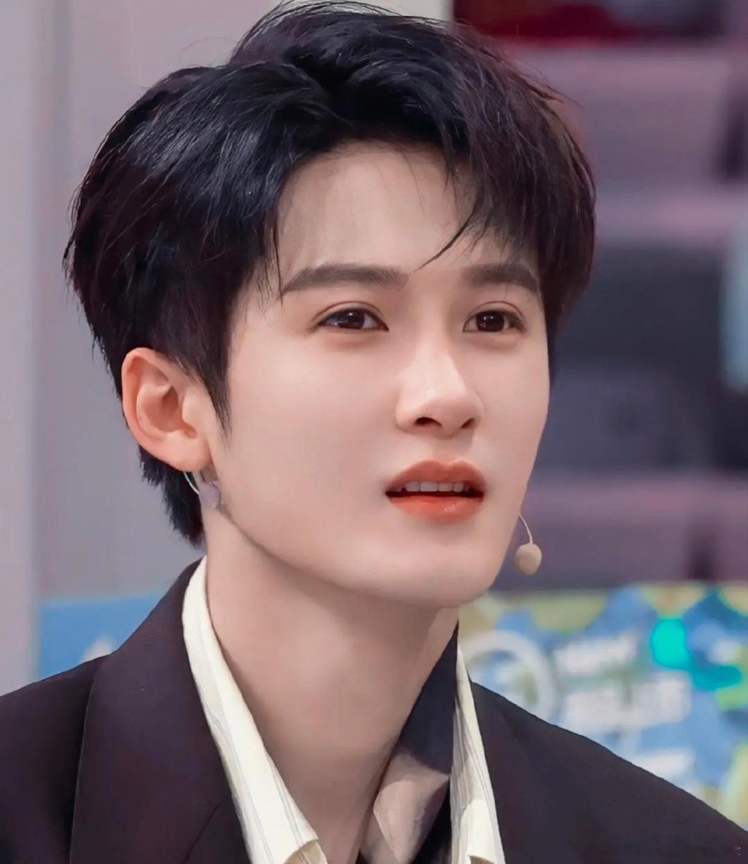 没人说🦔好六怼脸镜头帅的好权威嘛，檀健次情商也好高​​​