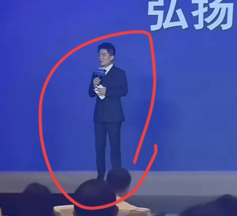 董宇辉在网络文明大会上直接“技能全开”！本以为他就去领个奖，没想到一整个大秀实力