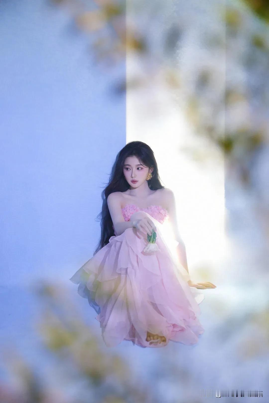 孔雪儿简直就是从童话里走出来的粉红少女！看她那粉红玫瑰抹胸纱裙造型写真，天使面庞