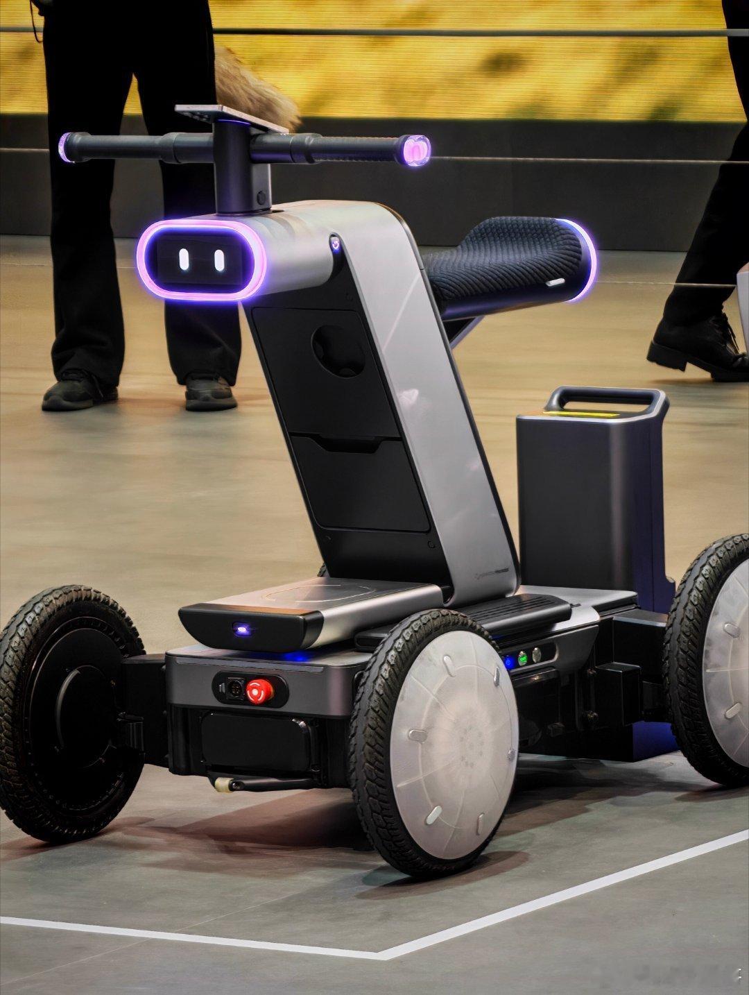 2026北京车展我只能说一言难尽…不过旁边那小家伙儿，还行！