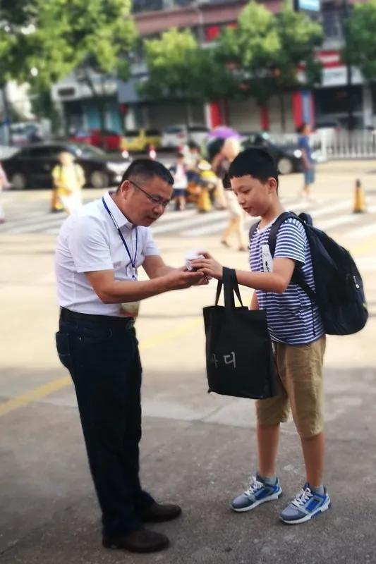 一位五十一岁的乡镇学校的老师说，他们校长可以算得上一个奇人了。以往的几任校长，每