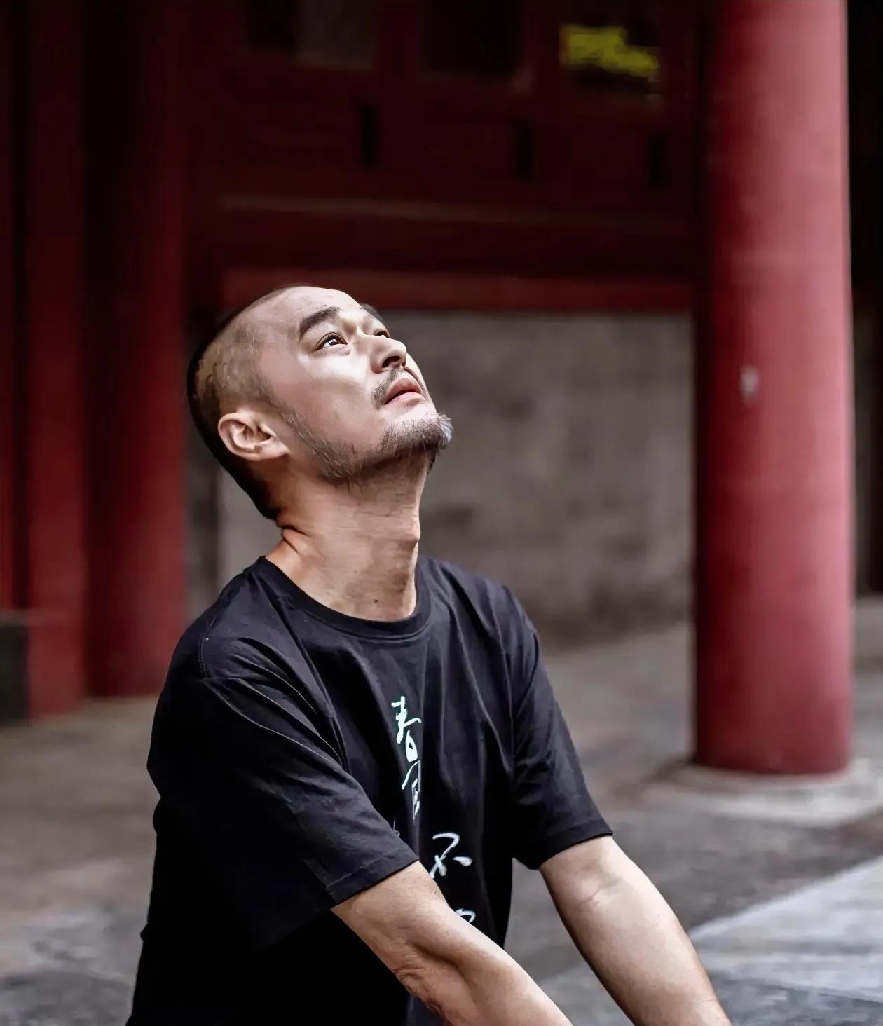 冯唐说：“你考得不是试，是前途和暮年的欢喜；你书桌上的课本，是你将来选择的勇气