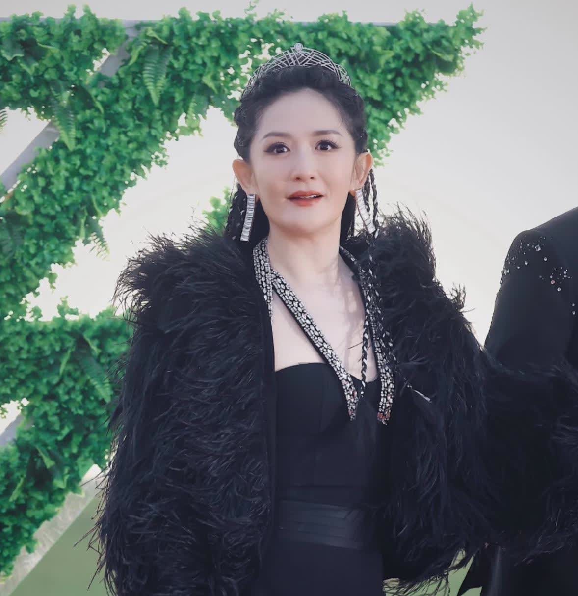 谢娜七曲唱跳惹争议？网友意见不一，有的人说，你是来主持的，却抢了各位姐姐的风头，