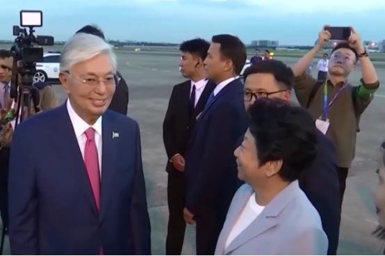 成了，中国和哈萨克斯坦谈成了。7月16日下午，哈萨克斯坦总统托卡耶夫和中方在上海