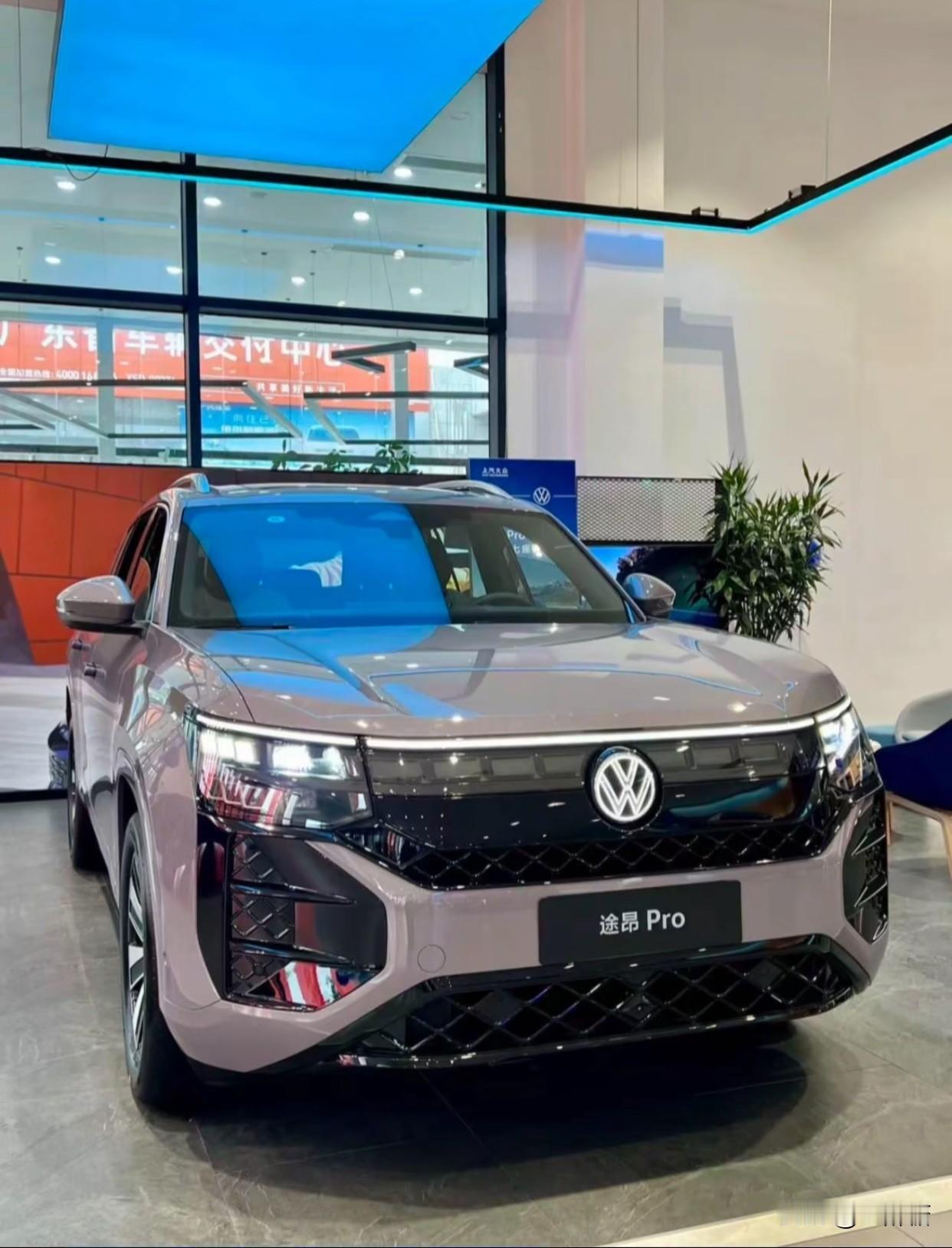 第一次坐进途昂Pro的驾驶舱，婆婆就被眼前满眼的屏幕“吓”到了：“开个车要这