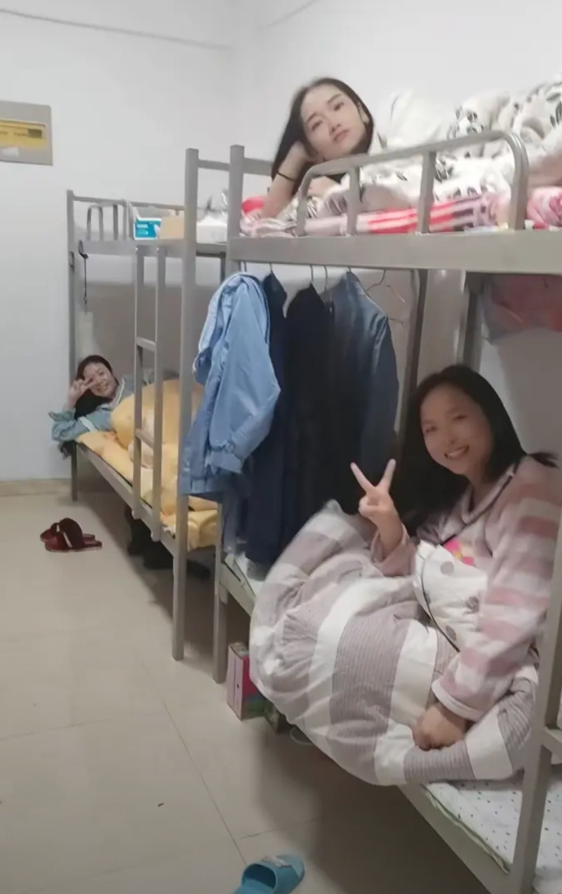 女孩的宿舍很干净，男生宿舍像个鸡窝一样