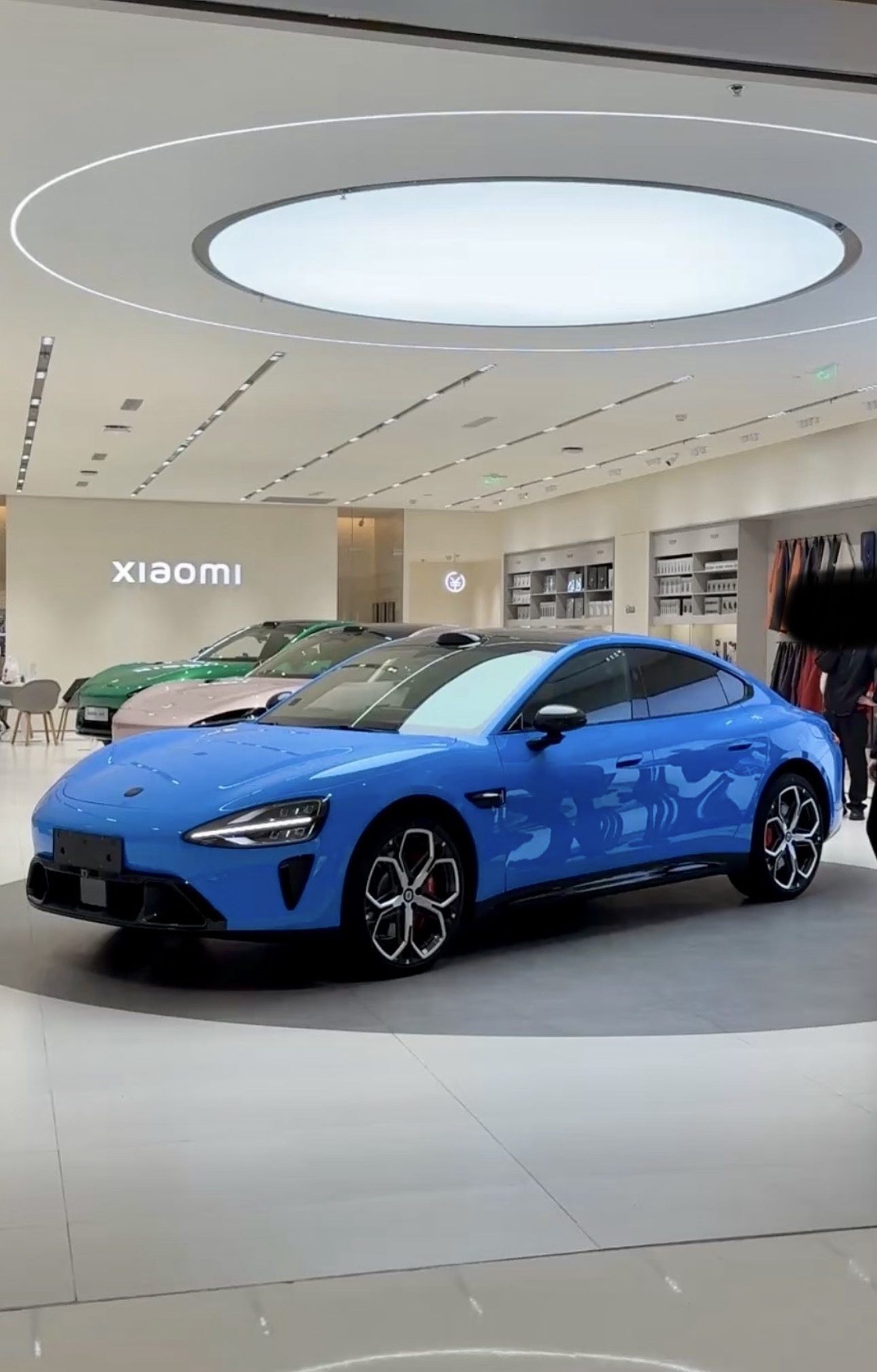 全新SU7已经陆续到达展厅，目前主要静态展示为主、还不让拍内饰，但基本上外观并