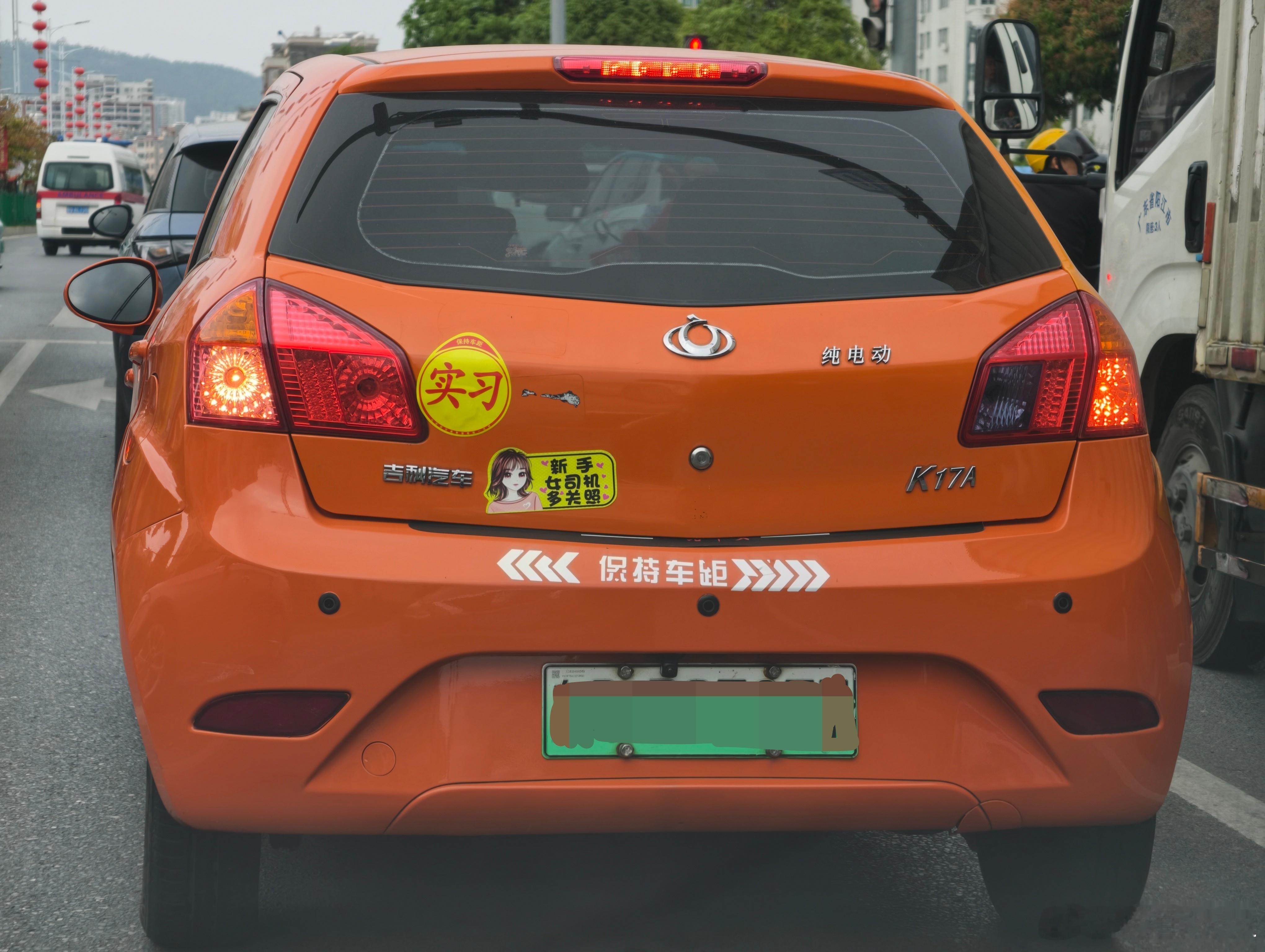 给大家看个劲大的。吉利全球鹰纯电动小汽车，K17我记得是2016-2017年的命