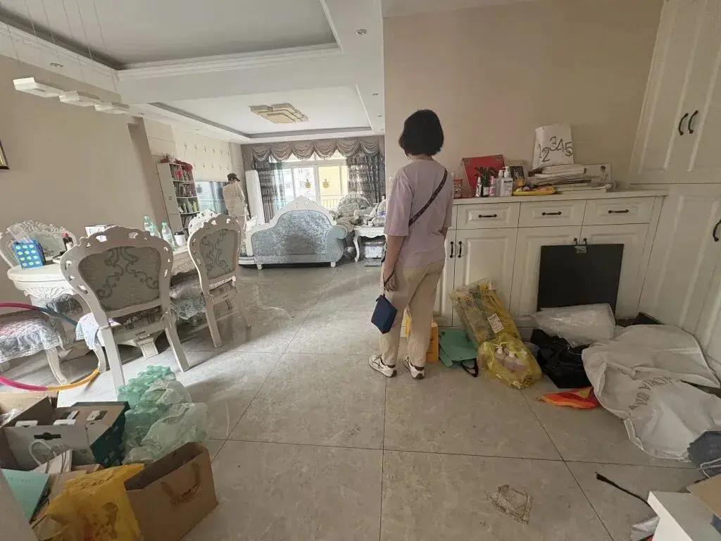 真心的为这个跳楼的男子感到不值！家里有个长期暴脾气的老婆，轻则骂重则打，最终因为