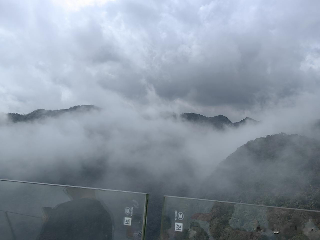 别人的日子，你看不全一、有权的人，家多半是散的。当官也好，当老板也罢，位置越