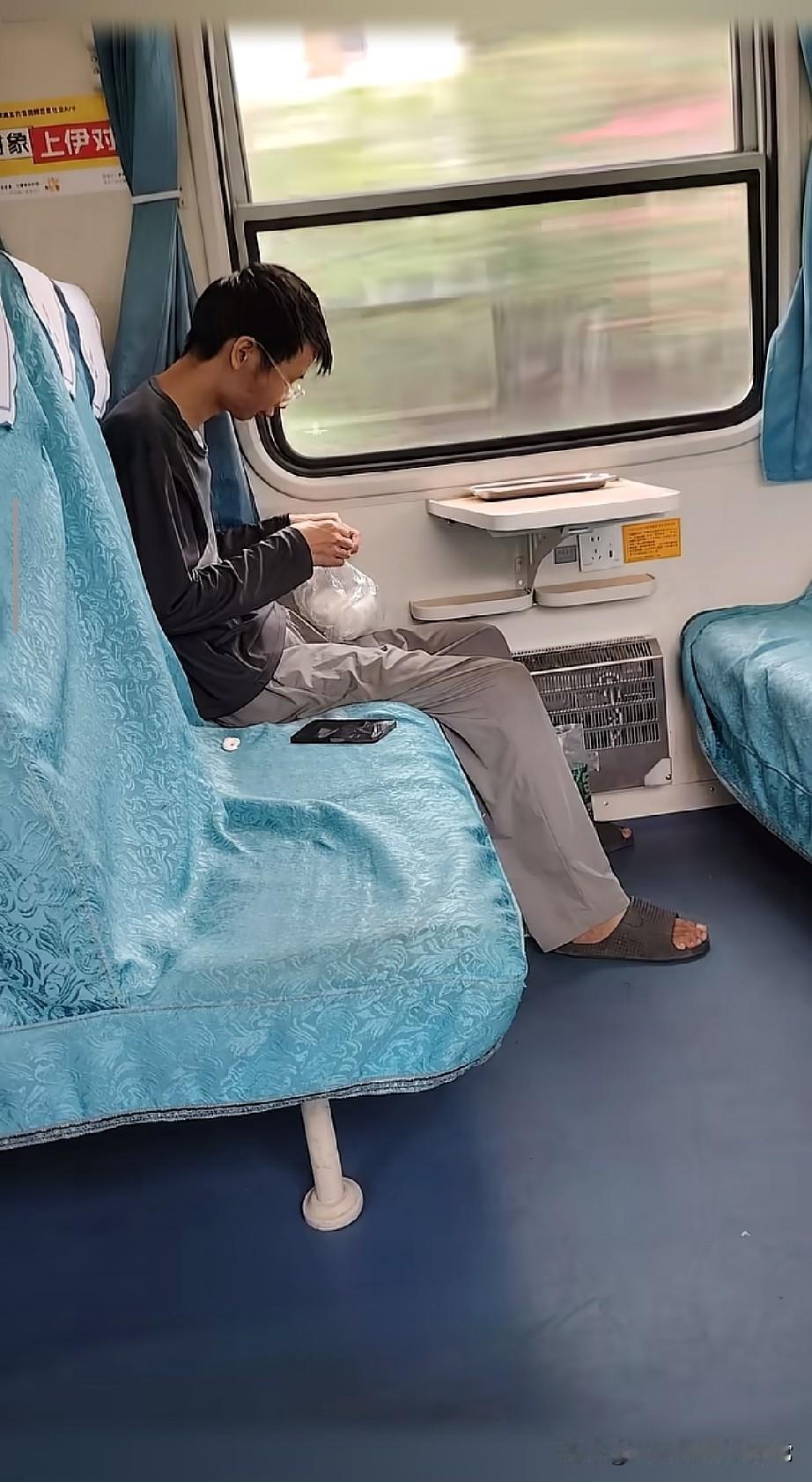 这大哥中餐就吃了三个白馒头，喝了一半的大瓶装水火车上的一幕看哭了：三个馒头半瓶