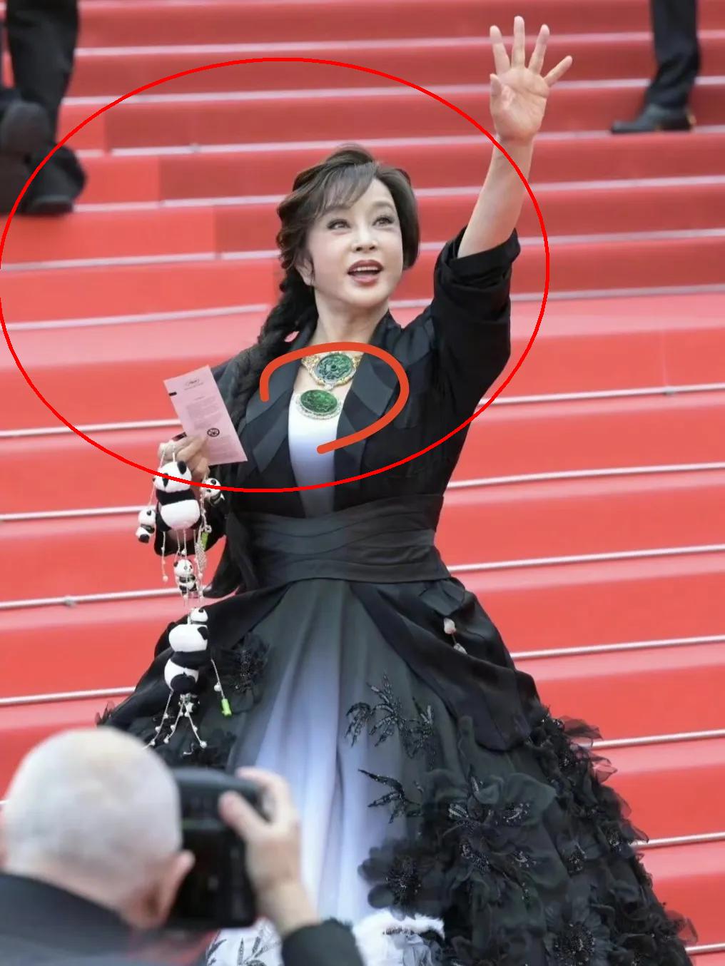刘晓庆真人比电视上更绝！我表妹见过她本人，说完全颠覆想象。想合影，刘晓庆直接搂