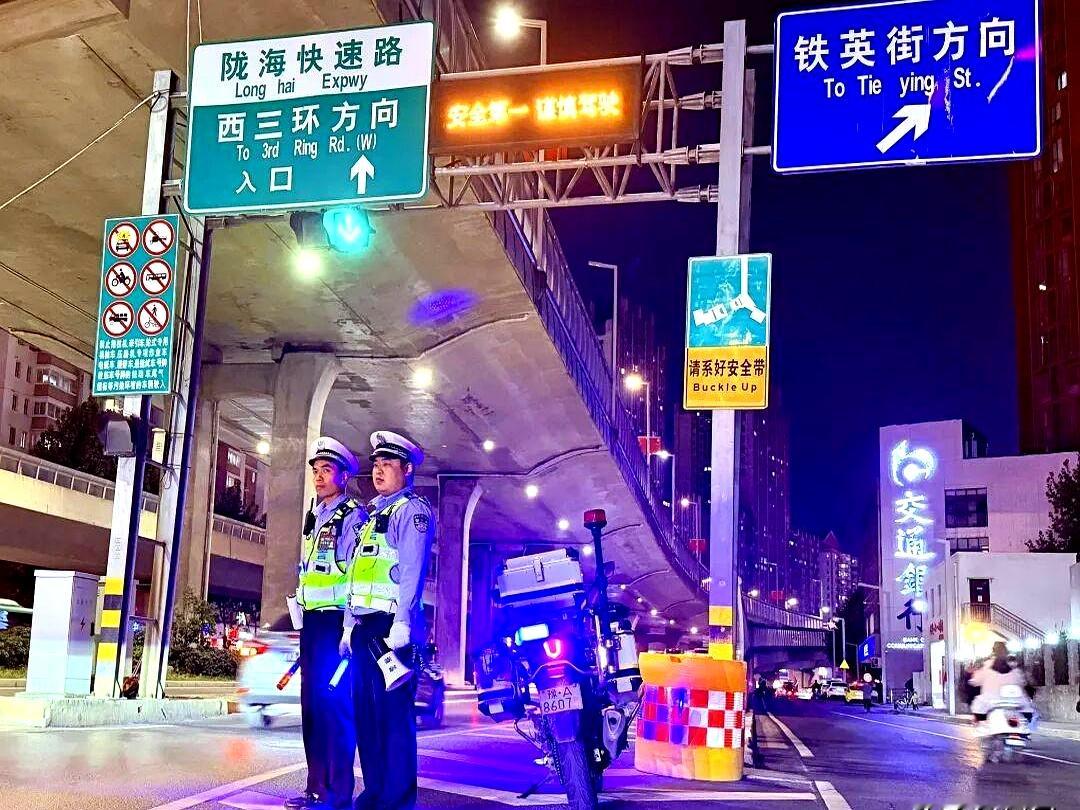 郑州交警这波夜查总算动真格了，京广、陇海、中州大道几条大动脉全上了铁骑和无人机，专门卡死那些违规冲上