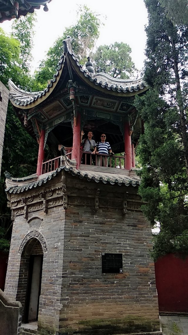 勉县武侯祠，又称诸葛庙，位于陕西省汉中市勉县武侯镇诸葛古镇，国家AAAA级旅游景区8，占地面积约53