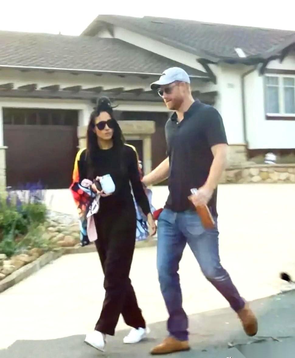 全世界最拧巴的事儿是什么？大概就是，自己花钱雇人来“偷拍”自己，还得假装出一副