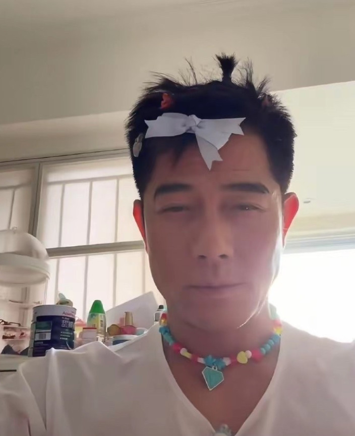 汪峰估计现在哭死他怎么也没想到同样是老夫少妻，为什么他自己却过得一塌糊涂