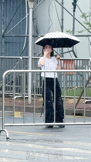 唐艺昕饭撒撒到路过大爷眼神对上那一刻我笑喷了，大爷估计在琢磨这手势是什么意思?