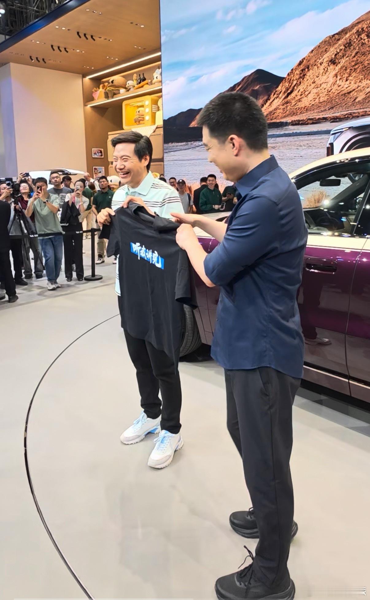 雷军送李想听我讲完T恤雷军送李想那件“听我讲完”的T恤，说实话在现场看着真的出乎