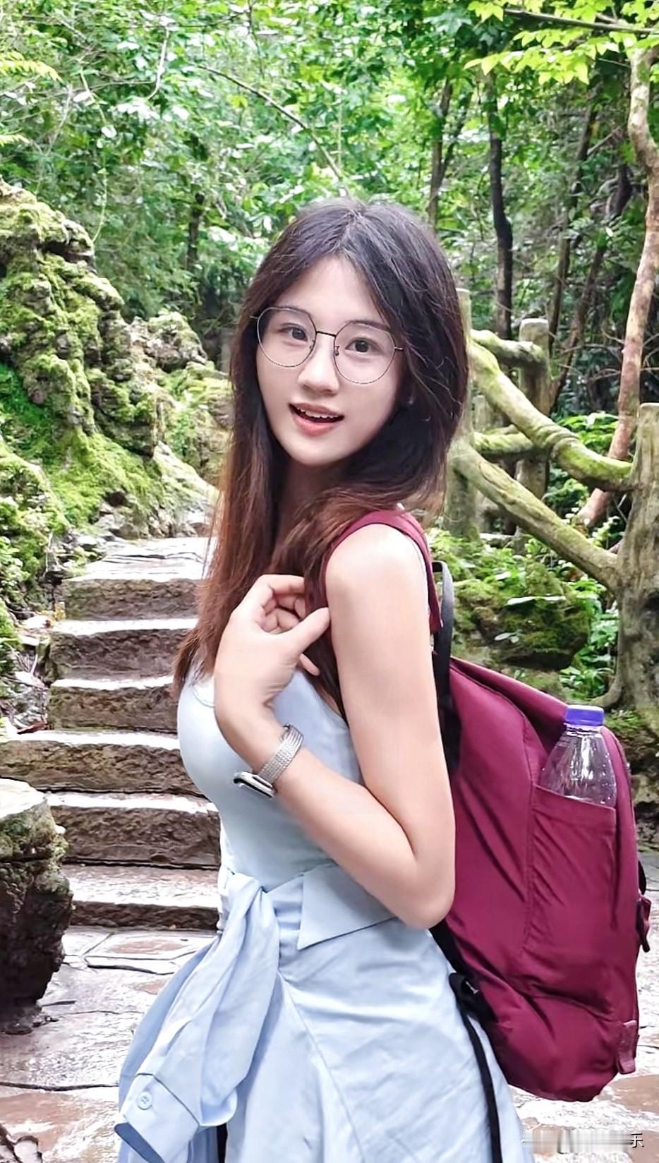 元气少女森林探险，背着小背包，清新自然！🌳💃🏻分享一张你最近随拍的照片分