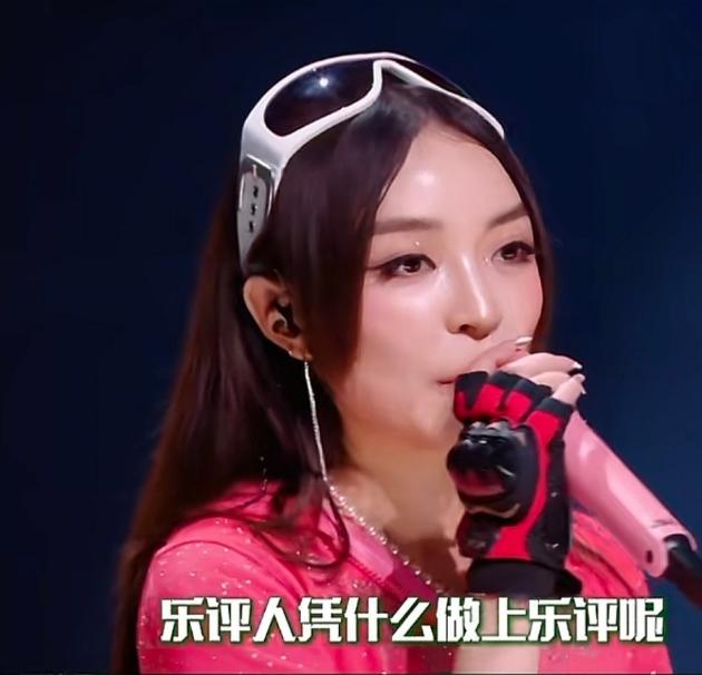 一个从未发布过作品的人，却坐在评委席上，对台上的歌手进行点评和评判。 那个晚