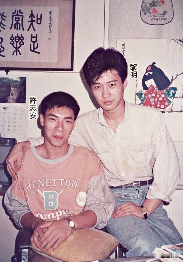 一旦有人夸许志安帅气，向来犀利的港媒就甩出这张老照片。网友神评：看着像黎明专程到