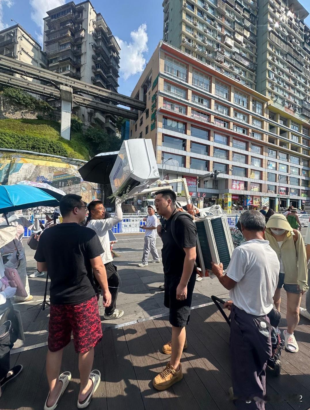 奥克斯空调这个重庆大神给你打广告了，留给他发挥的时间不多了，明天就降温了[doge]