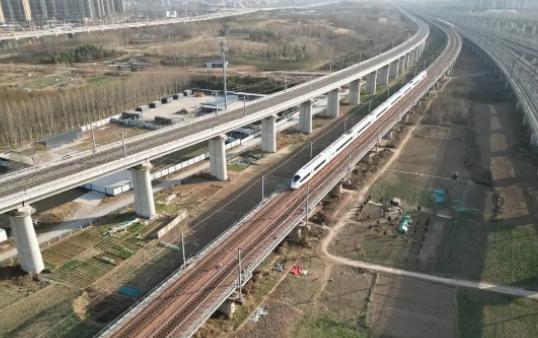 美国前驻华大使伯恩斯说：“我们都低估了中国。从北京到上海的高铁我坐过，1000多