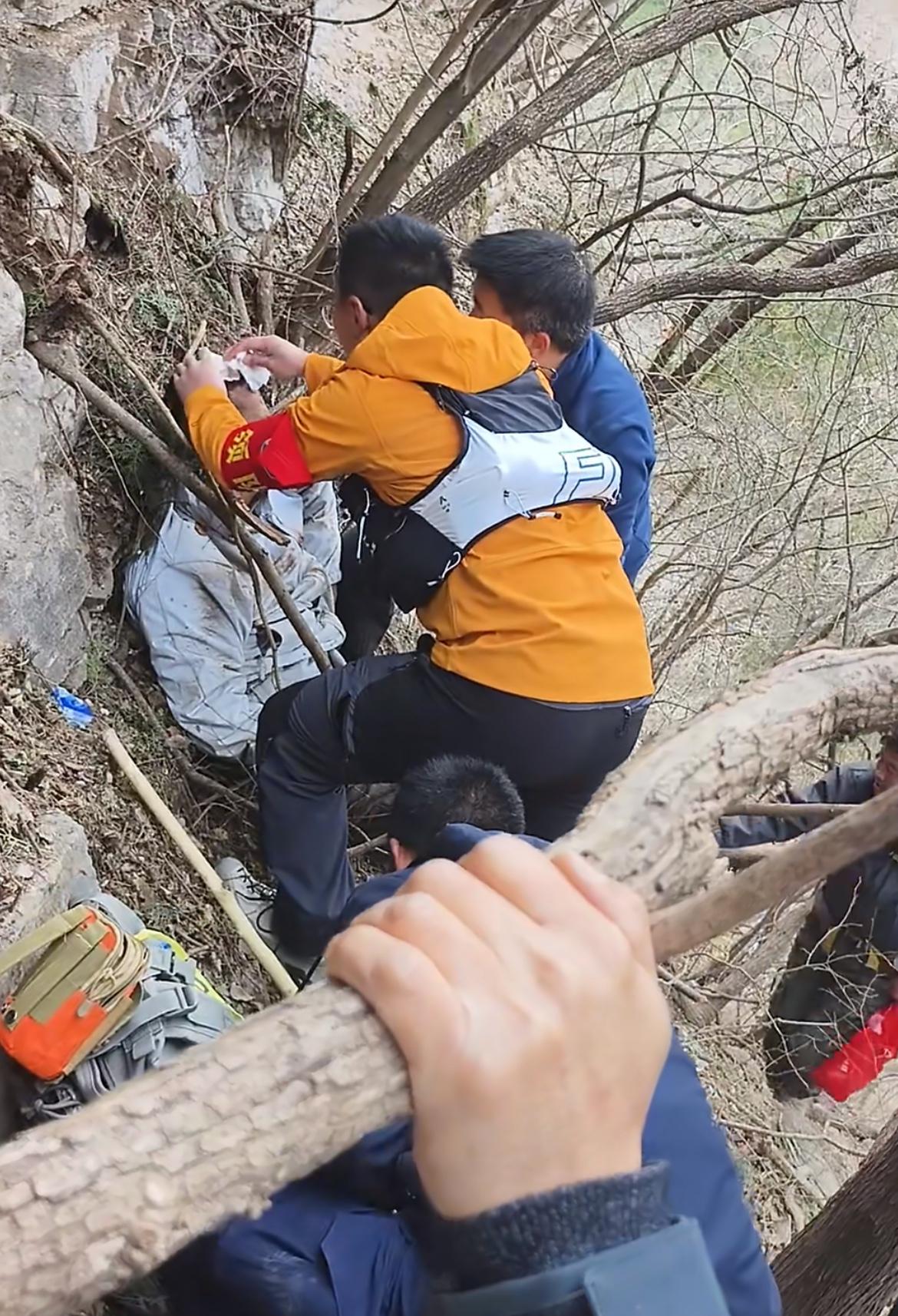 户外徒步这又伤了一个，从十米高的悬崖失足跌落，看情况摔的不轻啊。事发龙洞风景区猴